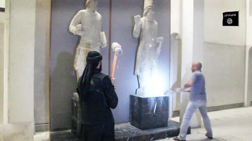 Gli uomini dell'Isis si accaniscono sulle opere d'arte 5
