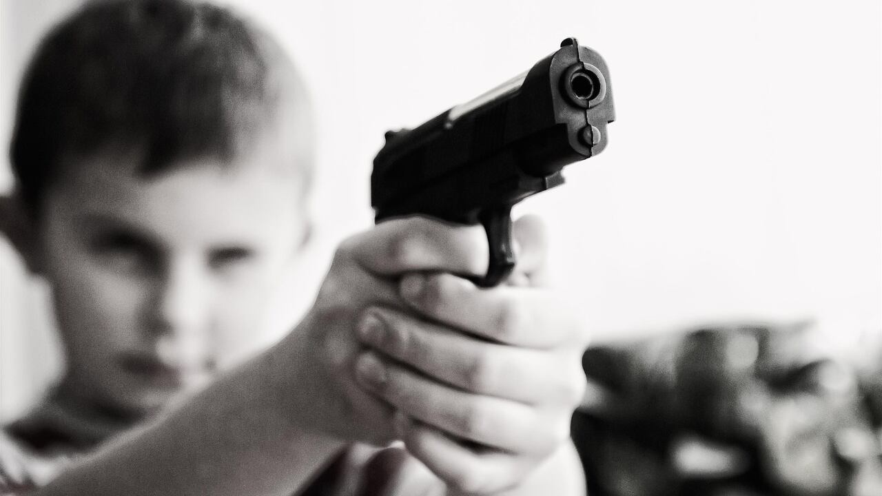 Altra tragedia in Usa, bimbo spara al fratellino