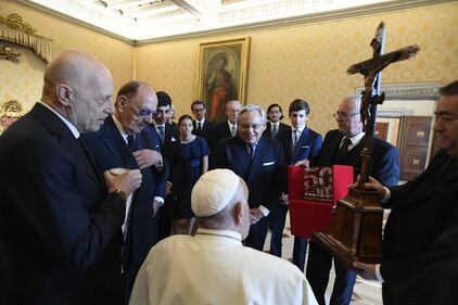 La famiglia Angelucci e la direzione del Giornale consegnano al Pontefice un crocifisso ligneo del Seicento e un'opera d'arte in edizione limitata per celebrare il cinquantesimo anniversario della fondazione del Giornale