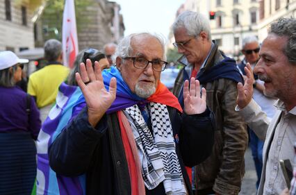 La piazza di Conte che dice no al riarmo 8