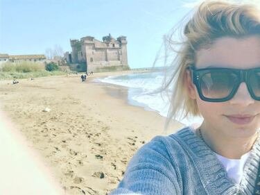 Emma Marrone, sexy in calze a rete 20