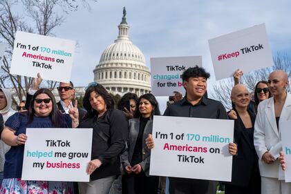 Le proteste dei tiktoker fuori dal Congresso Usa 9