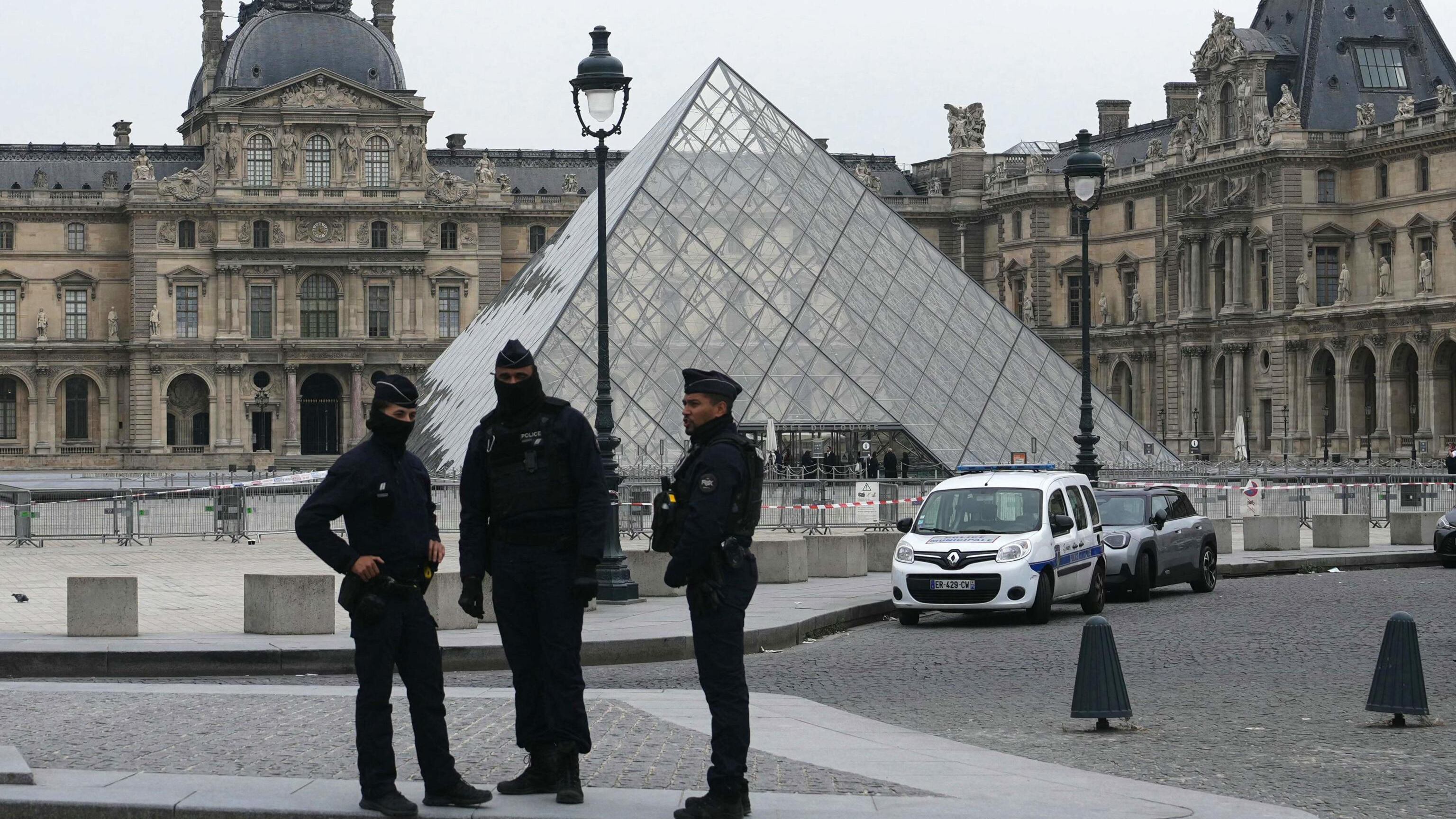 "Battevano colpi sul vetro". La paura dei visitatori del Louvre durante la rapina