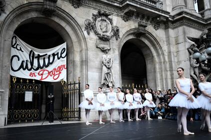 Le ballerine dell'Opera di Parigi protestano contro Macron 3