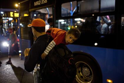 Migliaia di migranti da Budapest a Vienna in autobus 3