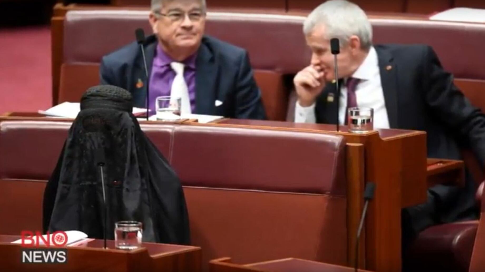 Australia, senatrice di estrema destra indossa il burqa in Parlamento