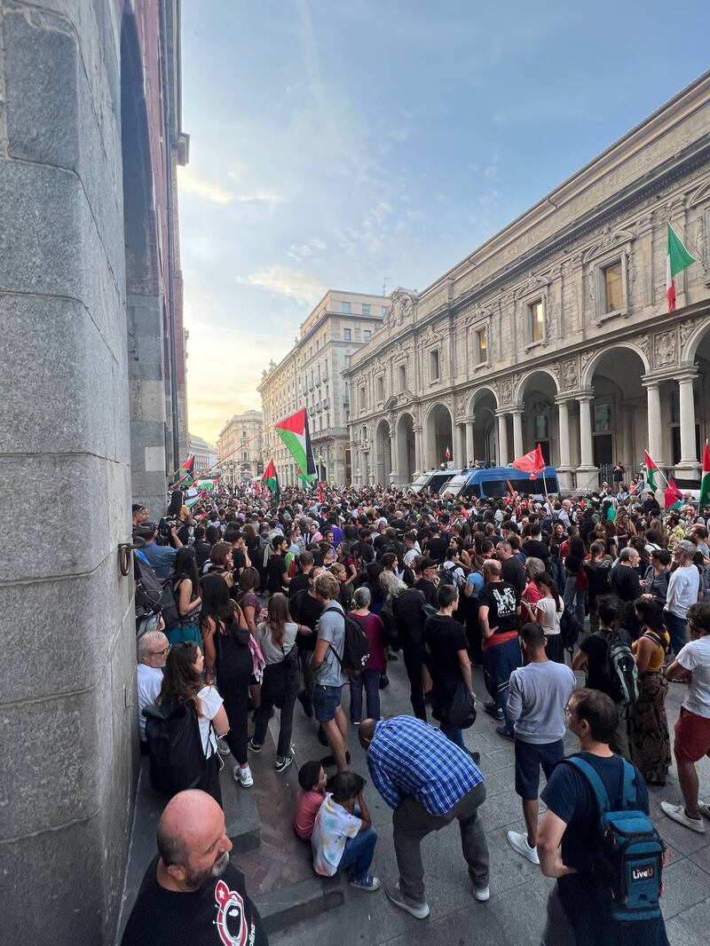 Milano, in piazza l'odio rosso contro Israele e il governo 3