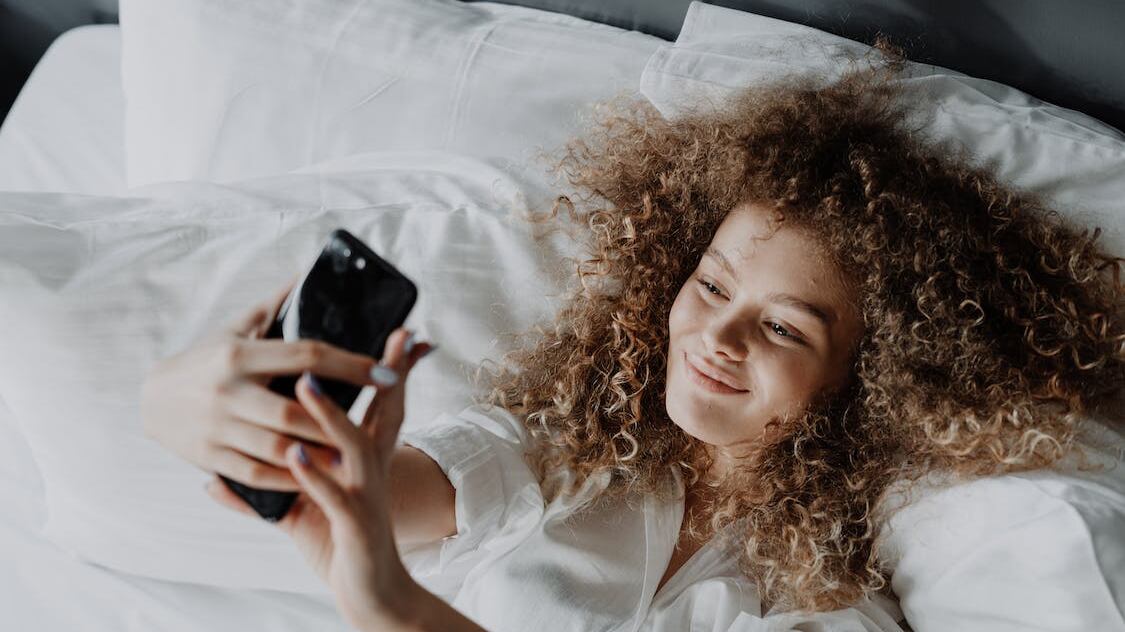 Bed rotting, la nuova tendenza di Tik Tok tra benefici e criticità