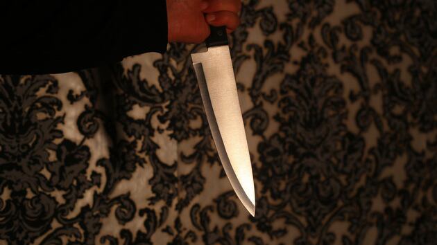 Modena, moglie vuole lasciarlo, pakistano la minaccia con coltello