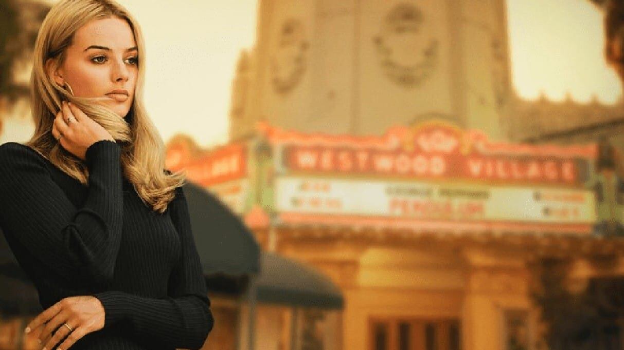 Margot Robbie piange e si nasconde tra la folla dopo essersi rivista in sala come Sharon Tate