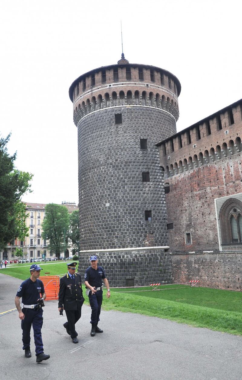 Crollano frammenti della torre: paura al Castello Sforzesco 8