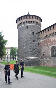 Crollano frammenti della torre: paura al Castello Sforzesco 8