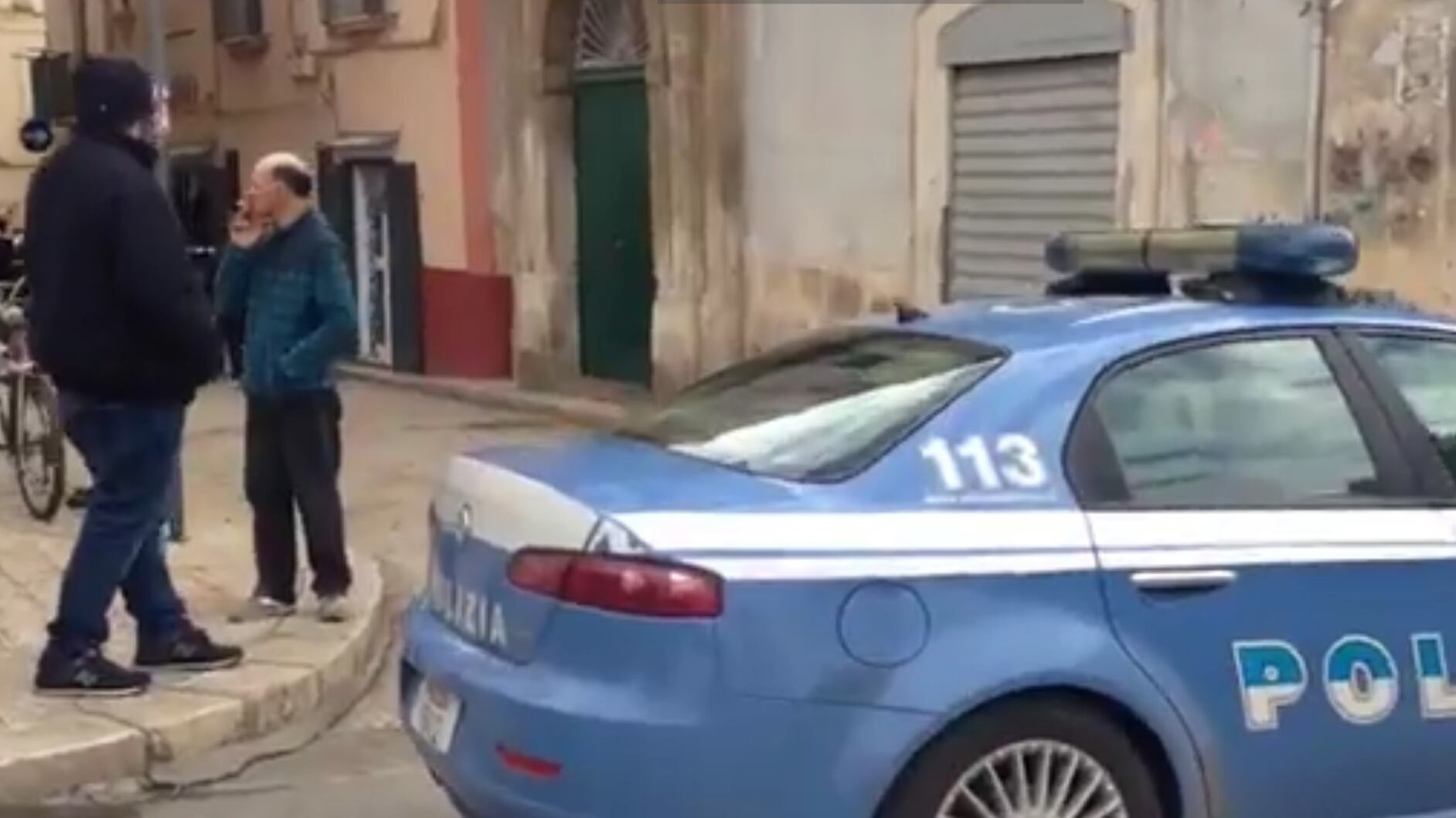 I colpi di pistola e le urla: i criminali usano l'anziana come scudo per difendersi