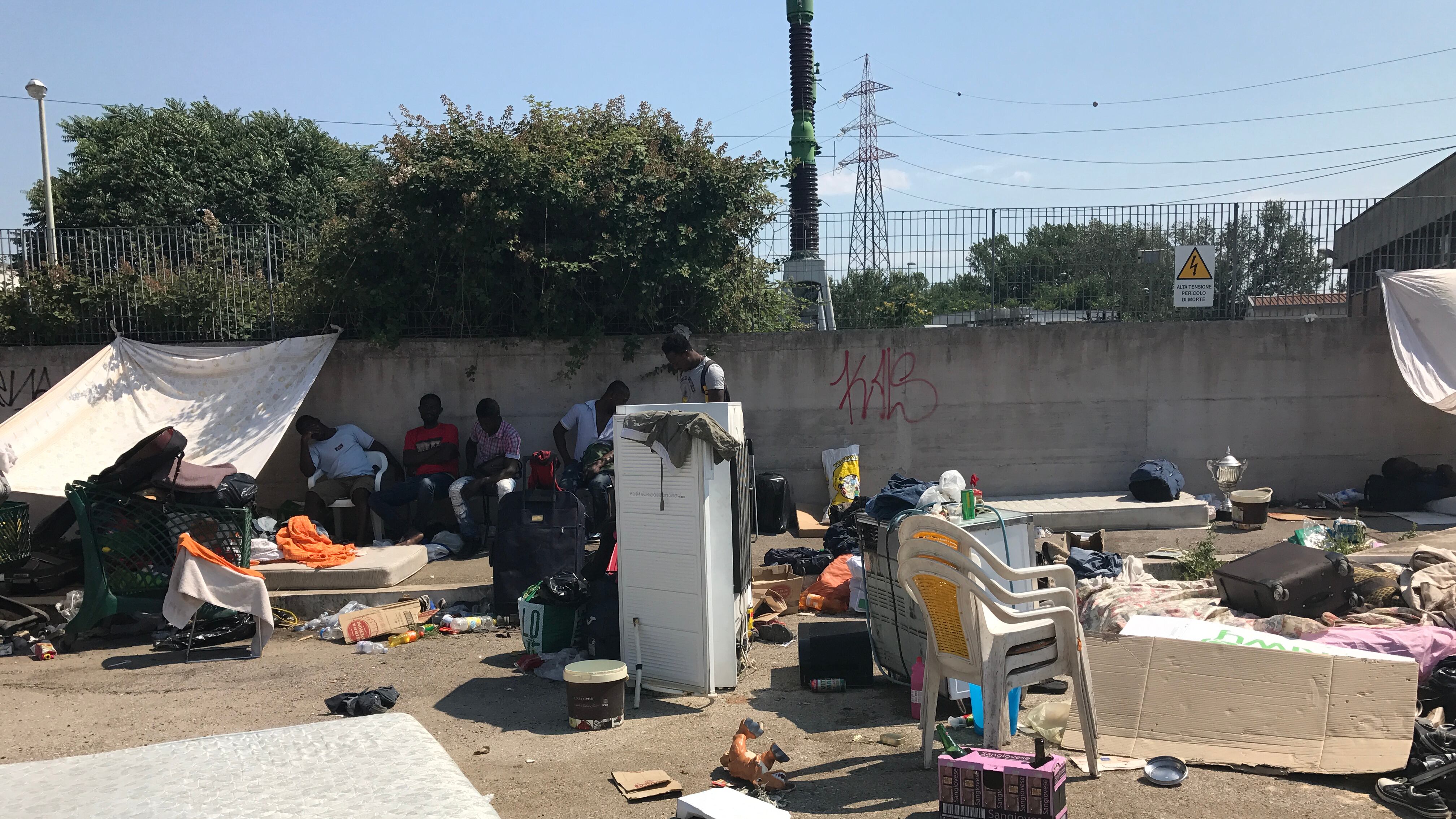 Caos migranti, a Roma centinaia in strada dopo lo sgombero di via Vannina