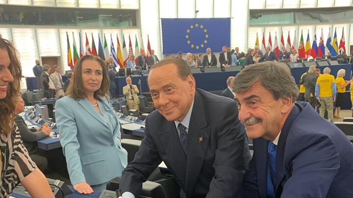 Il ritorno di Berlusconi a Strasburgo: "Onorato di rappresentare Italia"