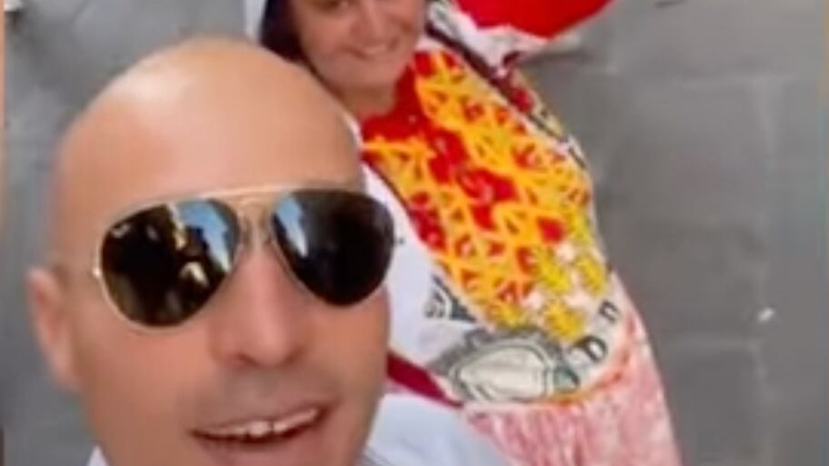 "Lei rideva, voleva i soldi". Parla il consigliere dopo il video con la rom