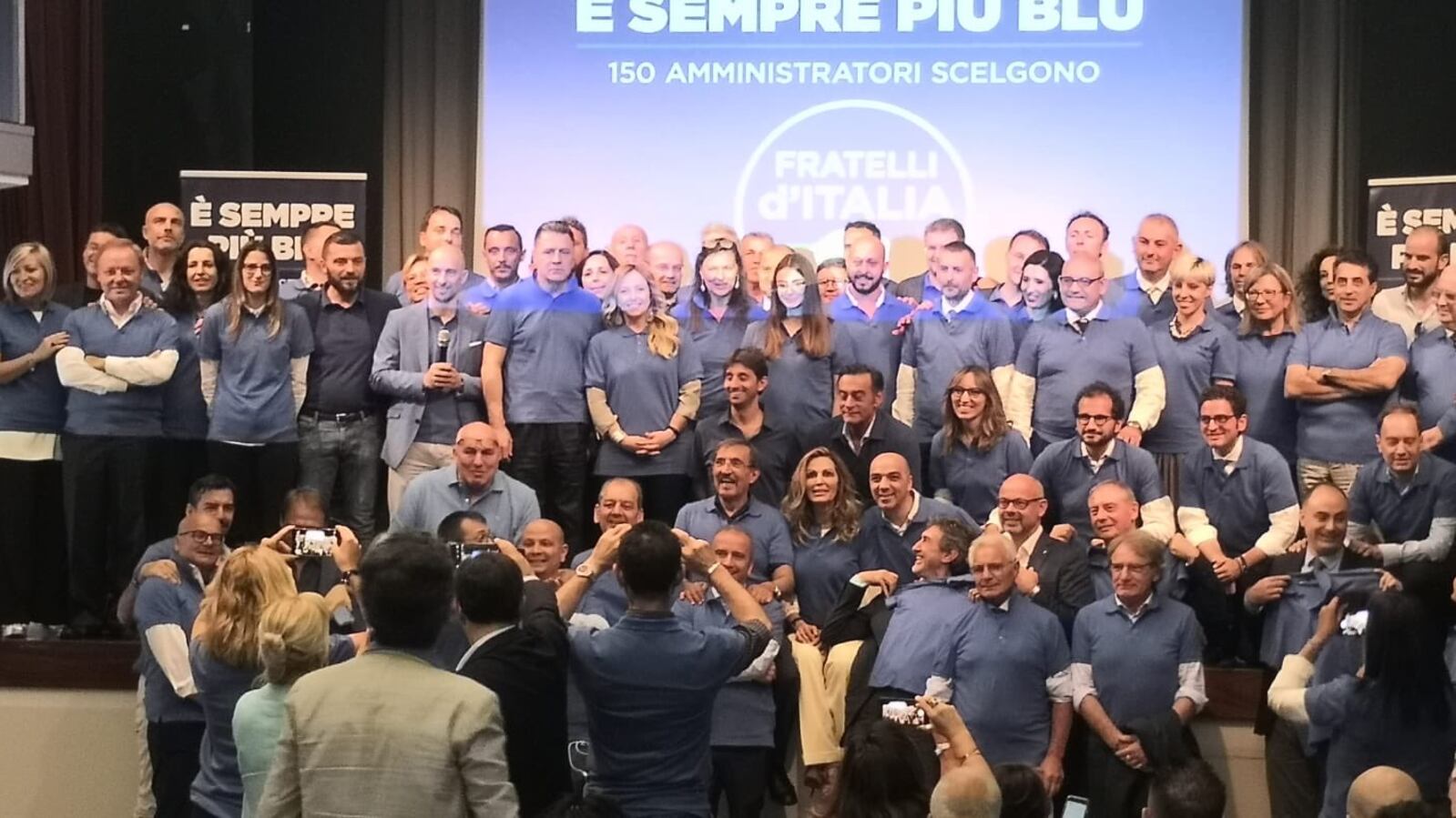 Roma, FdI mostra magliette blu "contro magliette rosse radical chic"