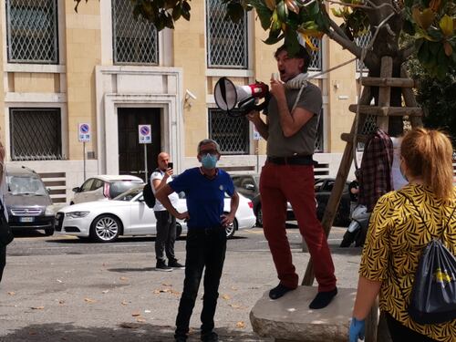 Operaio con il cappio al collo davanti al Comune di Napoli