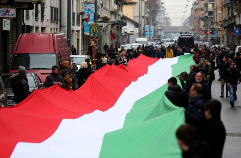 Fratelli d'Italia con tricolore di 500 metri in via Padova  11