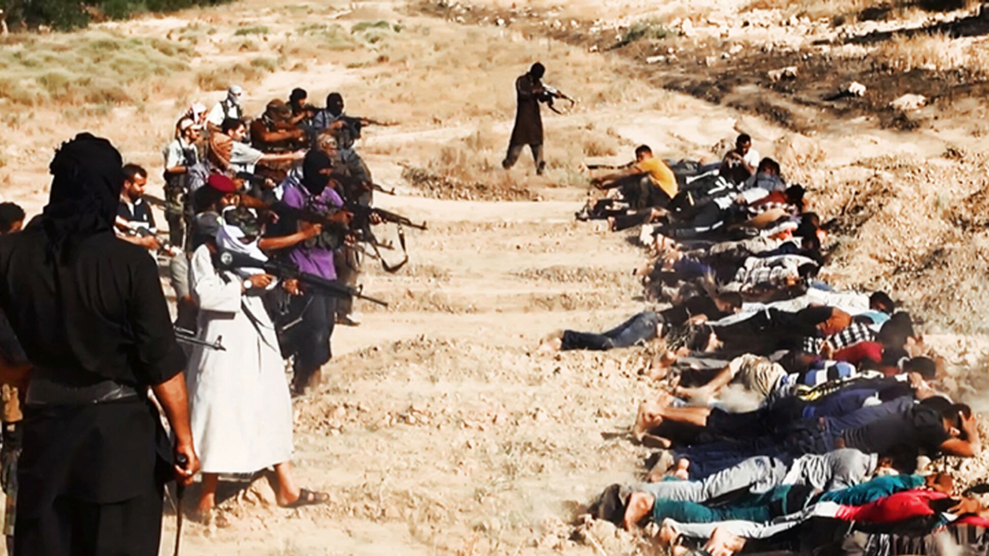 Sangue in Iraq, le foto choc: esecuzioni sommarie di soldati