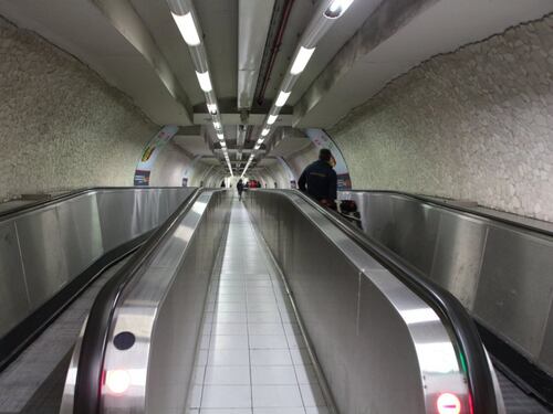 Il far west di Roma a 5 Stelle: aggredito coi bastoni in metrò