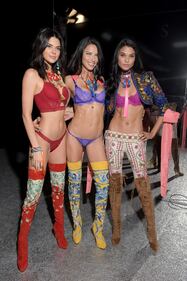 Kendall Jenner lato b per Love Magazine 17