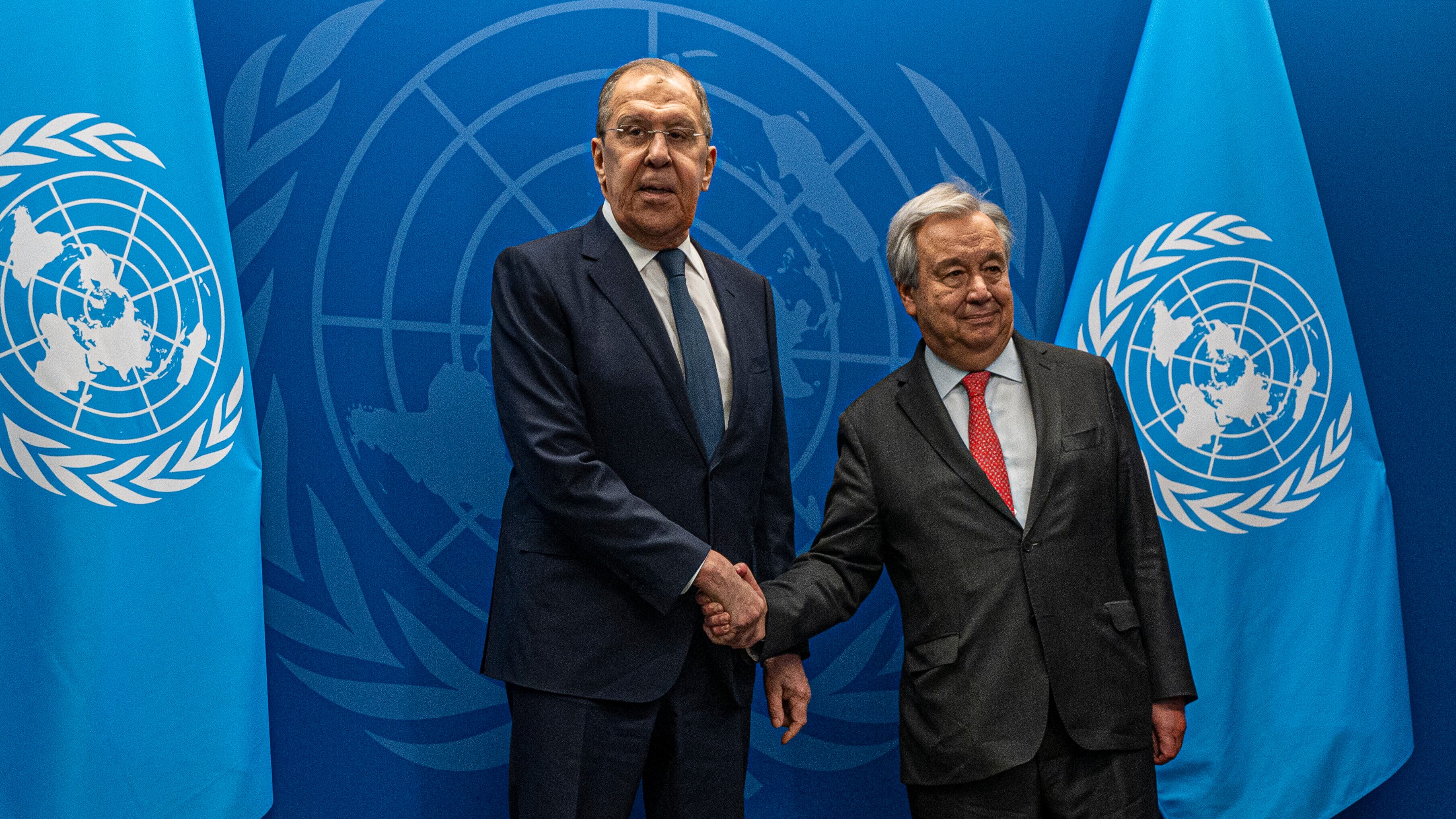 "Mani insanguinate": bufera sulla la stretta di mano Guterres-Lavrov all'Onu