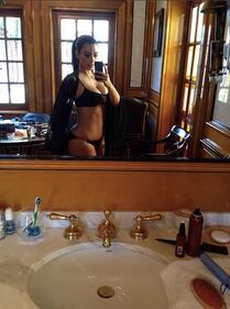 Kim Kardashian, tra passerelle e selfie hot 64
