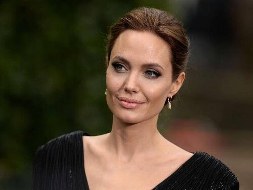 Angelina Jolie sorridente dopo il divorzio da Brad alla presentazione del suo film