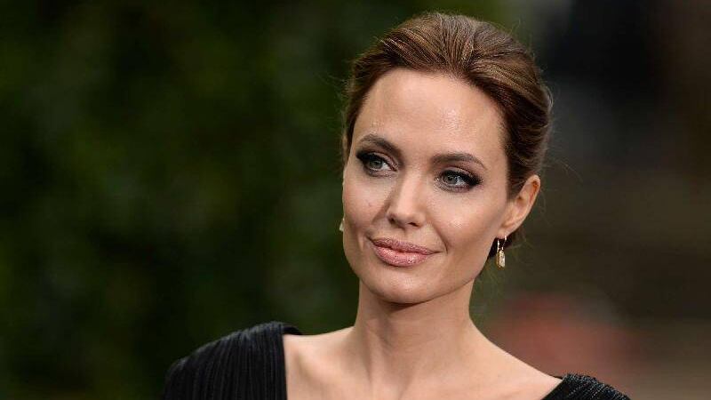 Angelina Jolie sorridente dopo il divorzio da Brad alla presentazione del suo film