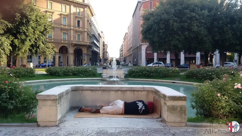 Immigrati dormono e urinano in strada a Bologna 3
