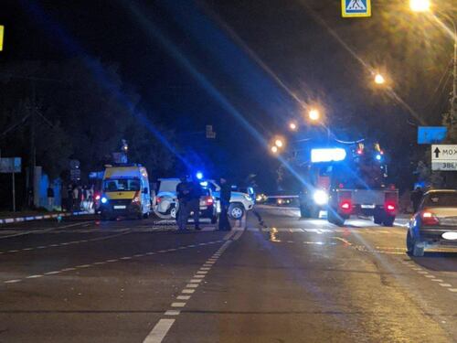 Scende dall'auto, ma viene travolta da un camion. 19enne muore sul colpo