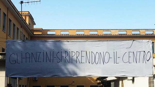 Non è mai tardi per la rivolta I nonni "okkupano" il circolo
