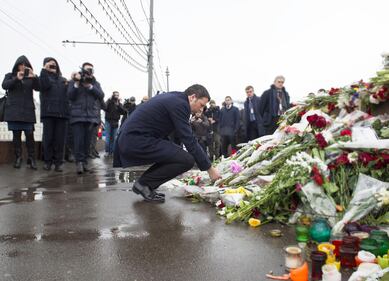I garofani di Renzi per ricordare Nemstov 1