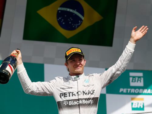 Rosberg vince in Brasile, Hamilton è secondo: si decide ad Abu Dhabi