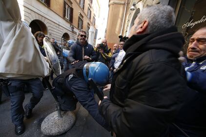Scontri davanti la sede del Pd in Via del Nazareno 4