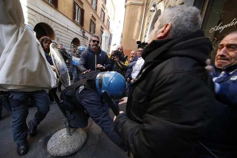 Scontri davanti la sede del Pd in Via del Nazareno 4