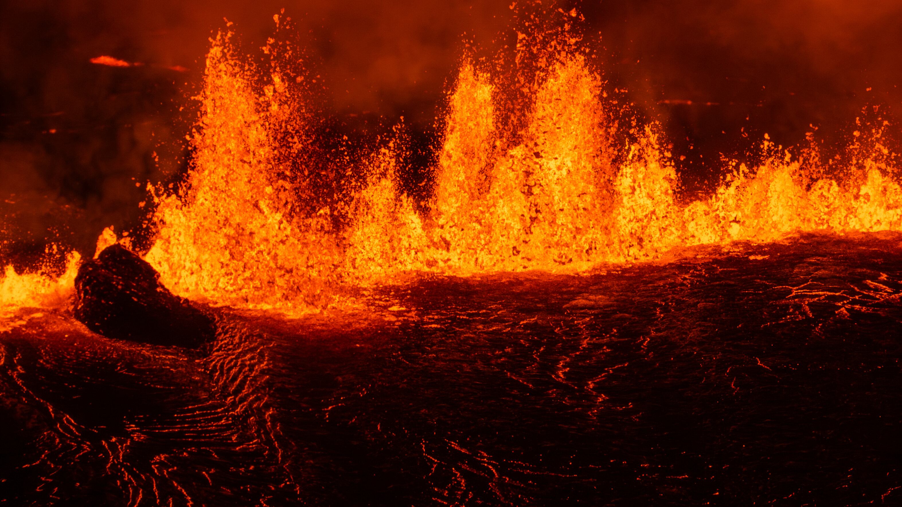 La crepa di tre chilometri, la lava e il gas: nuova eruzione vulcanica in Islanda