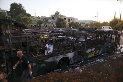 Le fiamme avvolgono l'autobus 1