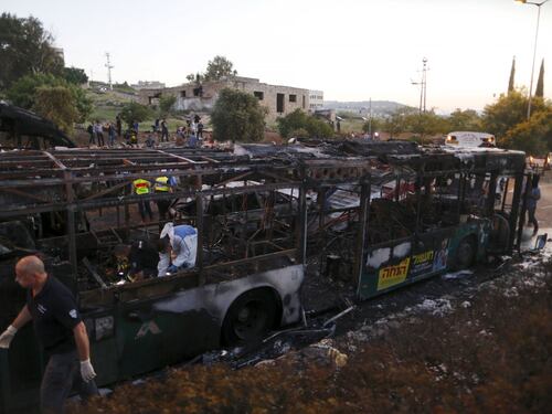 Le fiamme avvolgono l'autobus