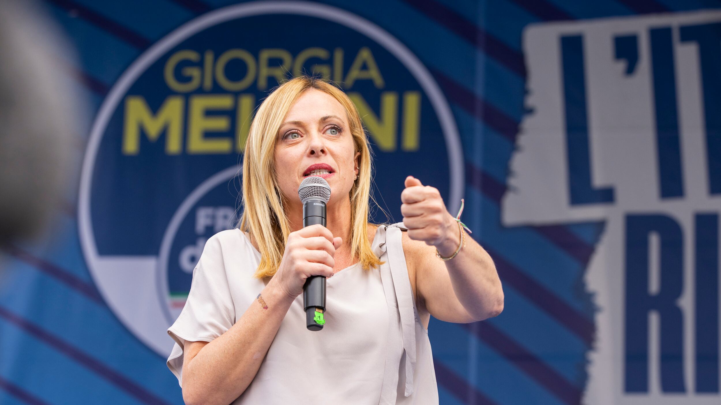 "La Meloni guida un partito neofascista". Prof nella bufera