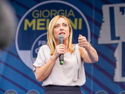 "La Meloni guida un partito neofascista". Prof nella bufera