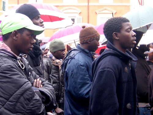 In meno di 24 ore rilasciati quasi 3mila permessi di soggiorno agli immigrati
