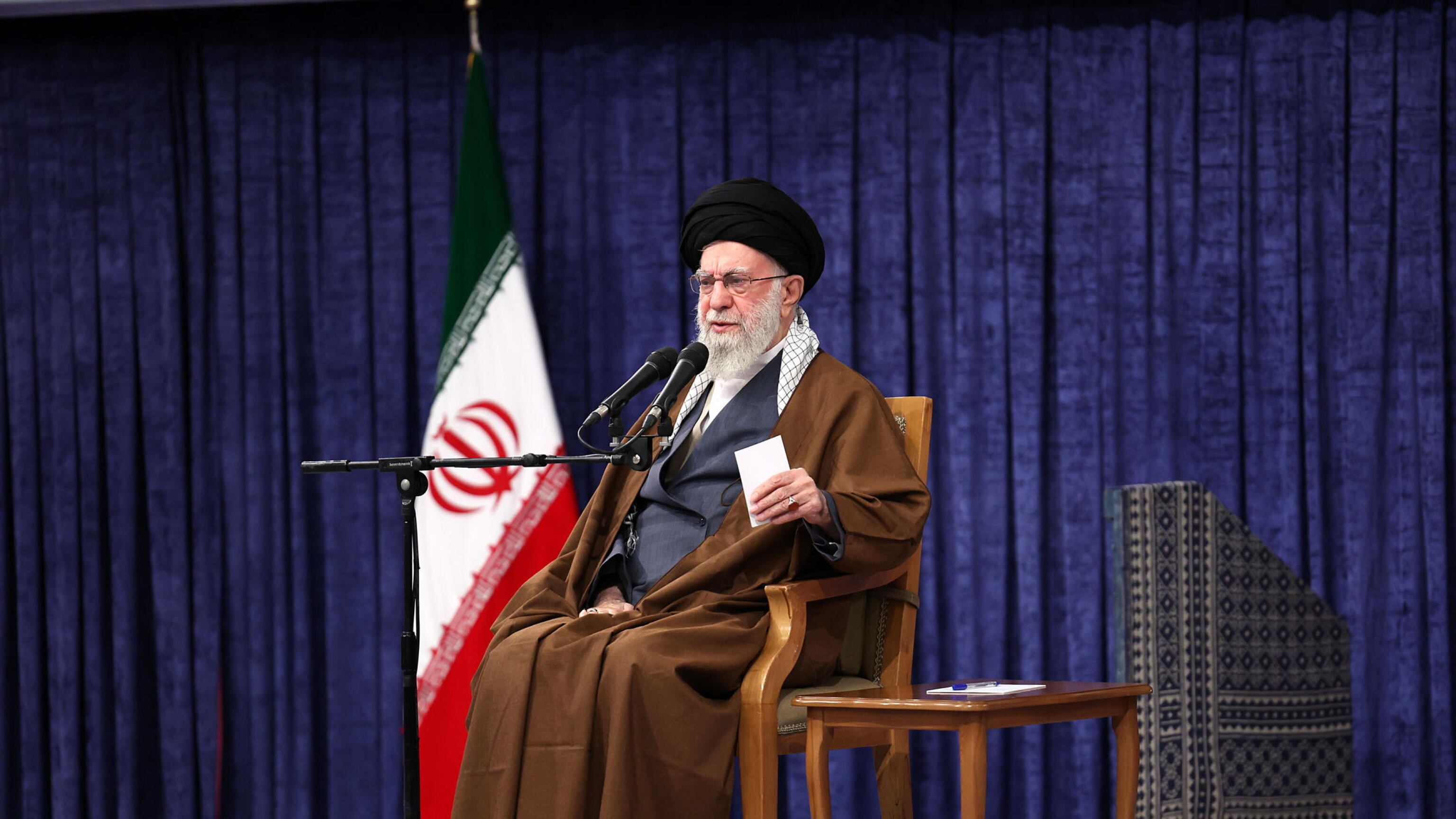Sms agli iraniani: "Trump è uomo d'azione, aspettate e vedrete"