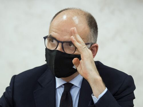 Lo spettro del congresso, alta tensione nel Pd: un'altra tegola per Letta