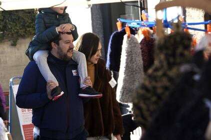Il leader della Lega a Bormio con figlia e fidanzata 8