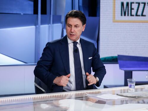 "Non forzi la mano". Conte insiste e avverte Draghi