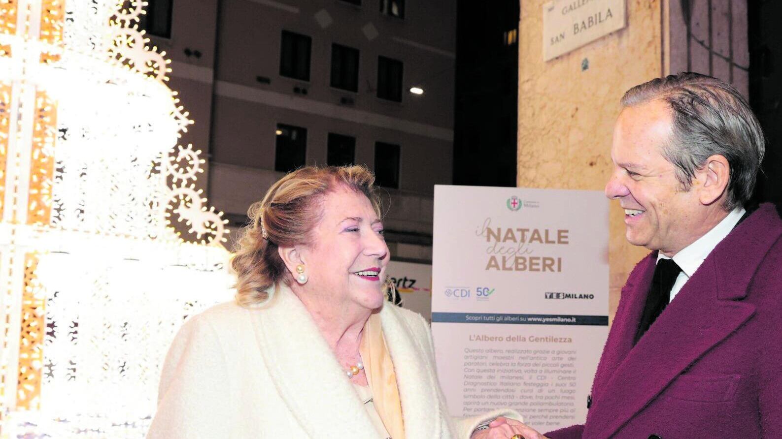 A San Babila Balich accende anche l'"Albero della gentilezza"