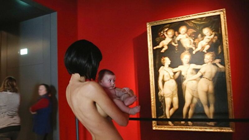Milo Moire gira nuda al museo 3