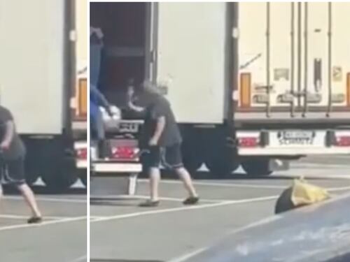 Trova i migranti sul Tir: camionista li fa scendere e li "frusta"